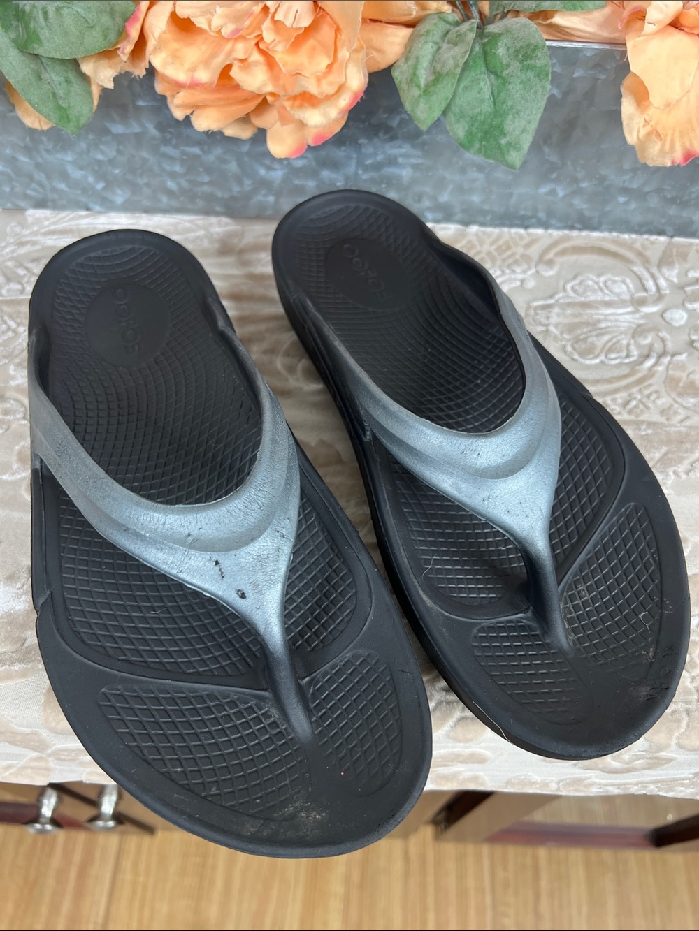 OOFOS Women’s Oolala Sandals Size 8